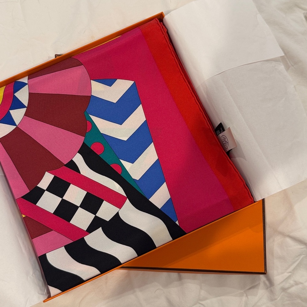 New w/tags and box-HERMÈS CHEVAL de FÊTE Silk Scarf 2021 designed by Jan Bajtlik - Picture 8 of 8